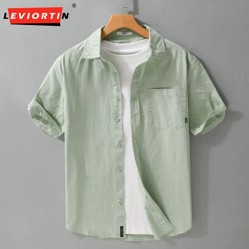 

2025 летняя мужская модная простая рубашка с короткими рукавами, популярная повседневная свободная и универсальная дышащая однотонная молодежная рубашка