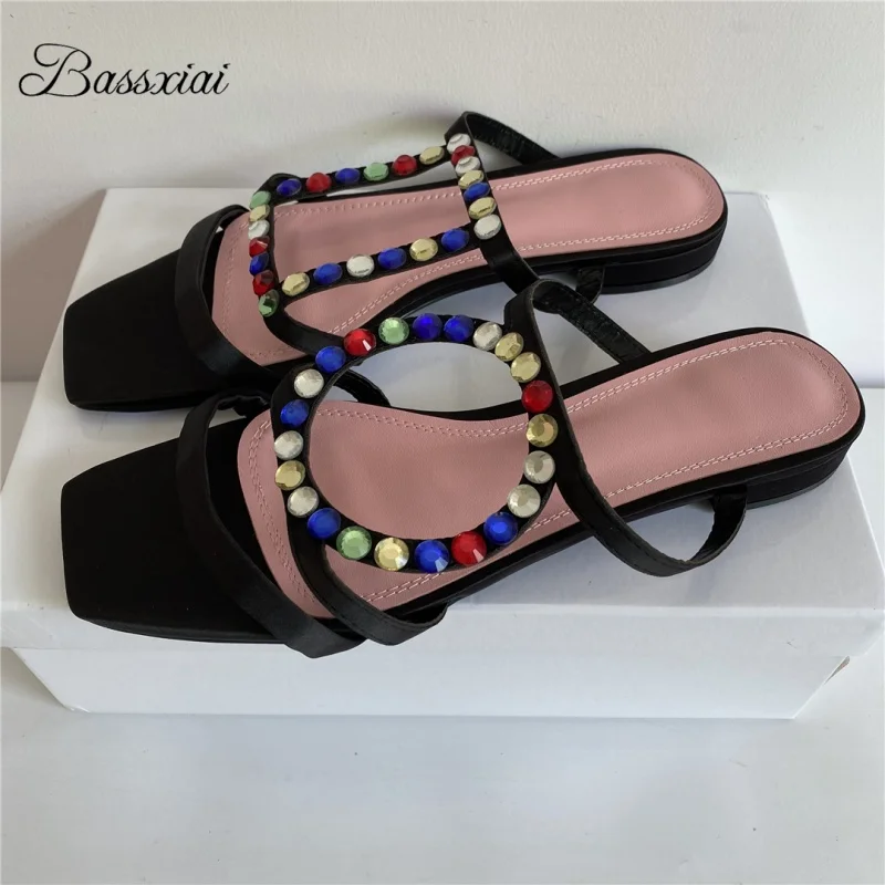 

Красочные асимметричные тапочки со стразами, женские роскошные атласные летние сабо без шнуровки на плоском каблуке для девочек