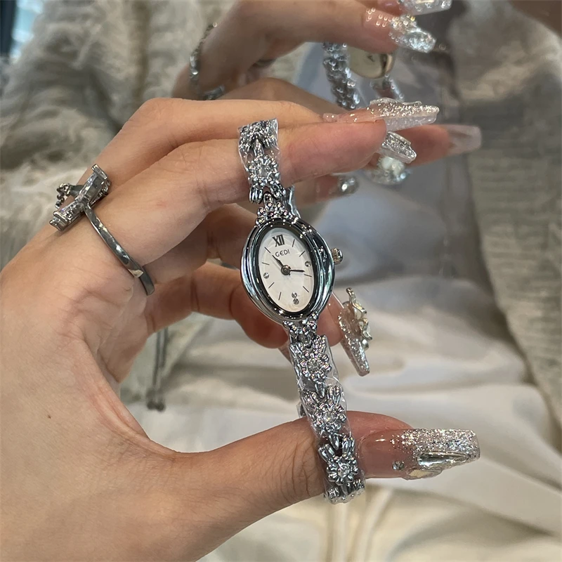 Klein en voortreffelijk smaragdgroen dameshorloge artistiek en elegant een nieuw dameshorloge in 2025-stijl, hoogwaardig luxe polshorloge