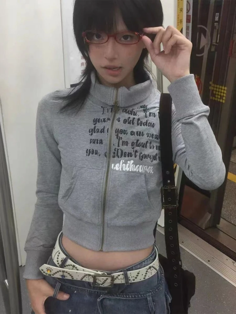 Amerikanische Vintage-Outwear, Reißverschluss, Buchstabenmuster, lange Ärmel, reine Farbe, modische Tasche, Subkultur, kurze Kapuze, Frauen, Herbst 2025,