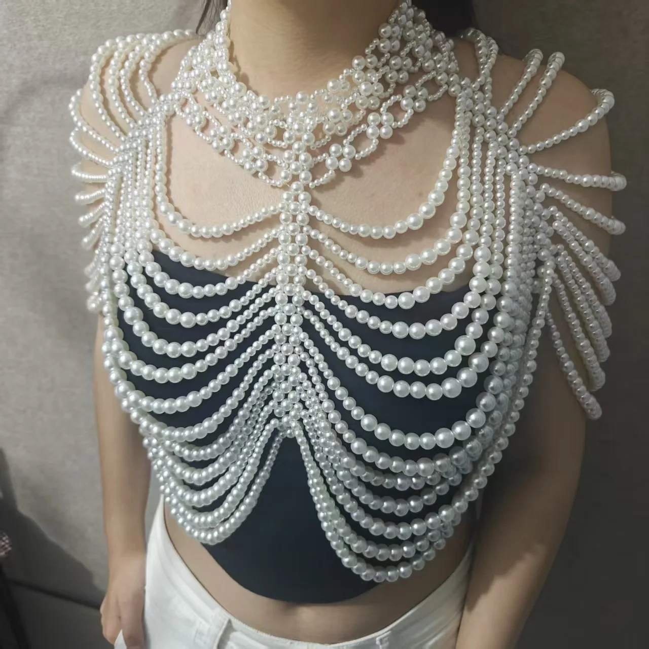 accesorio-de-disfraz-extravagante-con-estructura-superior-completa-drapedado-denso-diseno-de-concha-en-cascada-perlada-estilo-moderno-y-maximalista