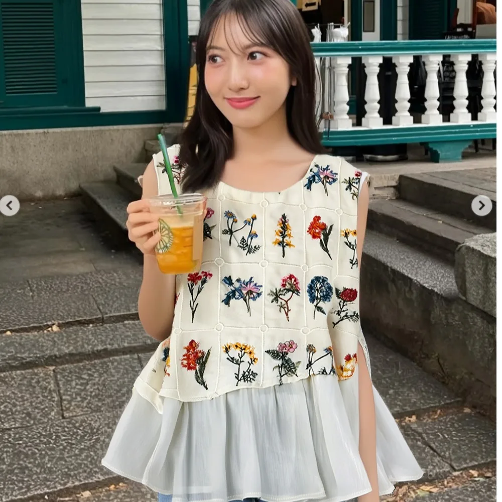 

Топ с объемной вышивкой и пэчворком, женский, омолаживающий, имитация двухслойности, оригинальный дизайн, полиэстер