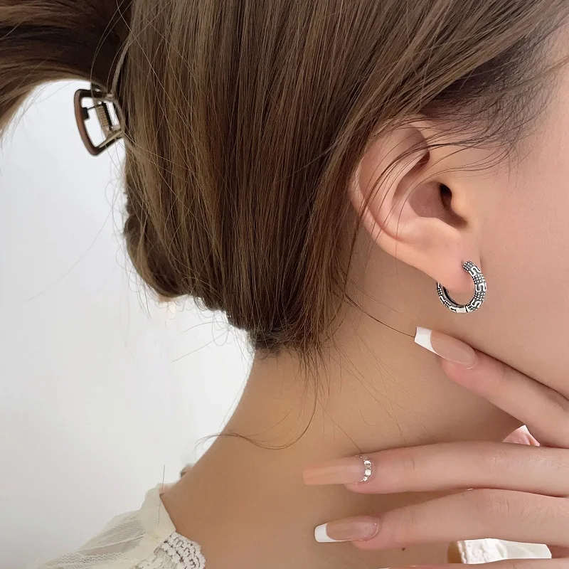 1 Paar mehrfarbige, nicht verblassende kleine runde Creolen für Damen und Herren aus Edelstahl im Gothic-Retro-Stil, Ohrringe, Ohrschmuck – Detail 4