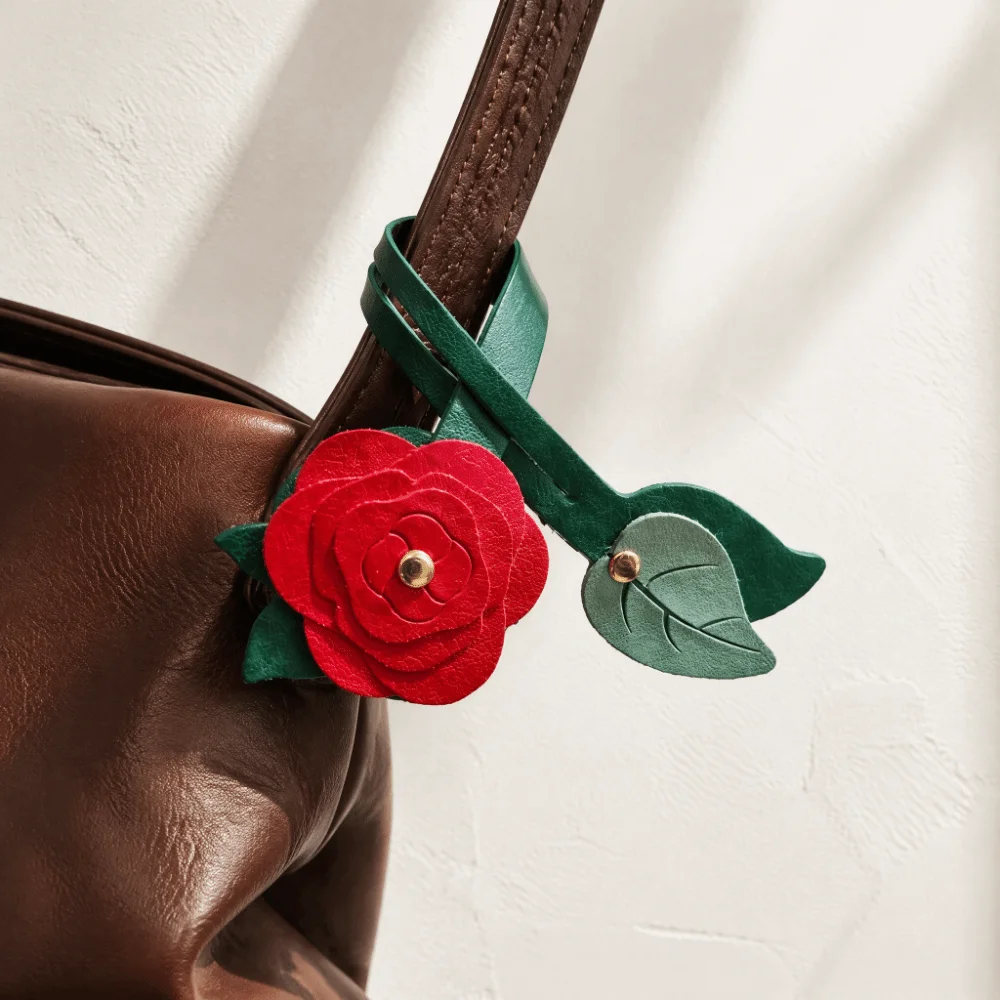 Geprägter Leder-Taschenanhänger Klassisches Design Vielseitiges Handtaschen-Ornament Feine Geprägte Verarbeitung Premium-Leder – Detail 4