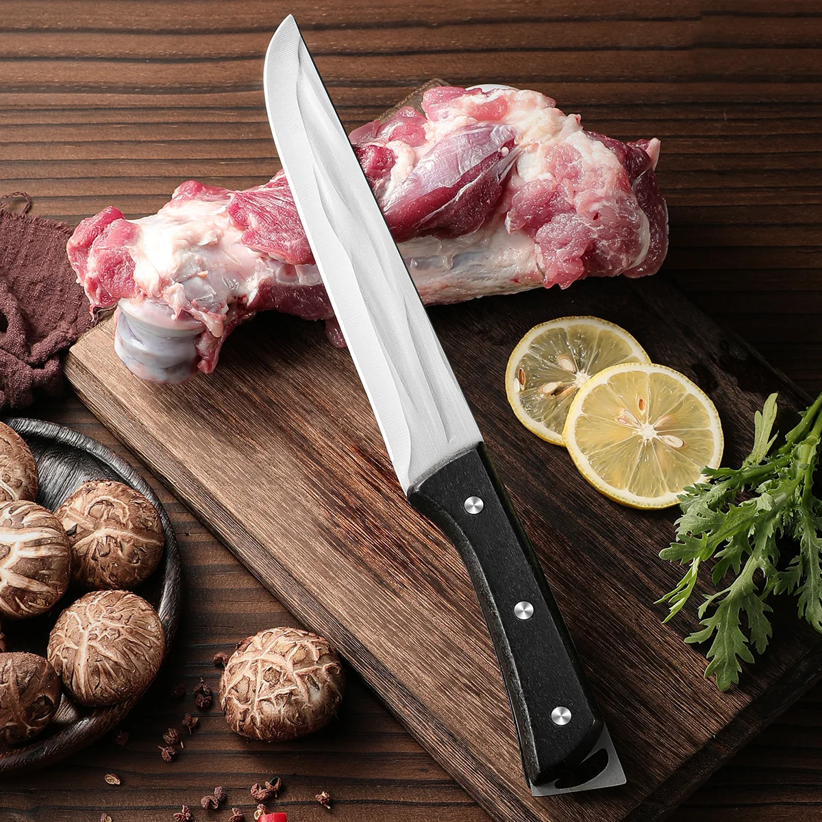 Hochwertiges Fleischbeil aus Edelstahl, mit Scheide und Massivholzgriff, geeignet zum Entbeinen und Schneiden von Steaks und Gemüse.