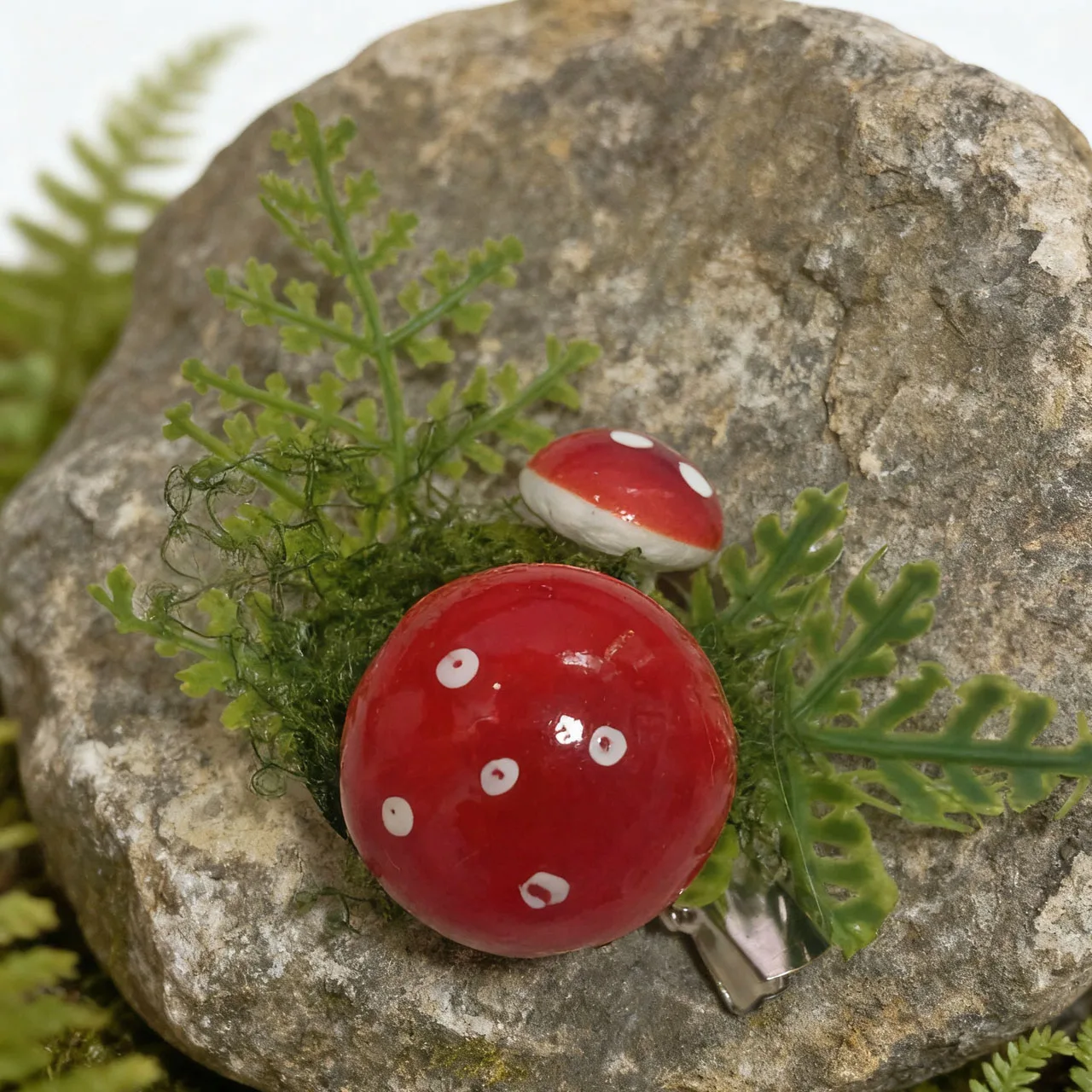 Fermaglio per capelli e spilla Woodland Fairy Pinecone 2 in 1, fermaglio in stile foresta rustica con bacche rosse e foglie verdi