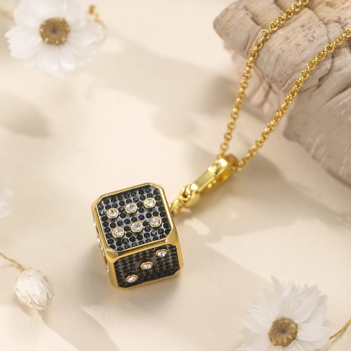 

1Pc Creative And Stylish Diamond-encrusted Black Dice Pendant,Simple Crown Letter Smiley Face Square Bag Charm Necklace