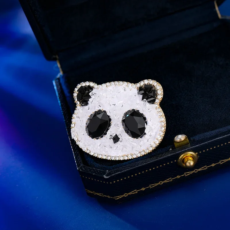 

This high-end crystal panda brooch is cute, anti-glare, and exudes a sense of luxury and fashion9526