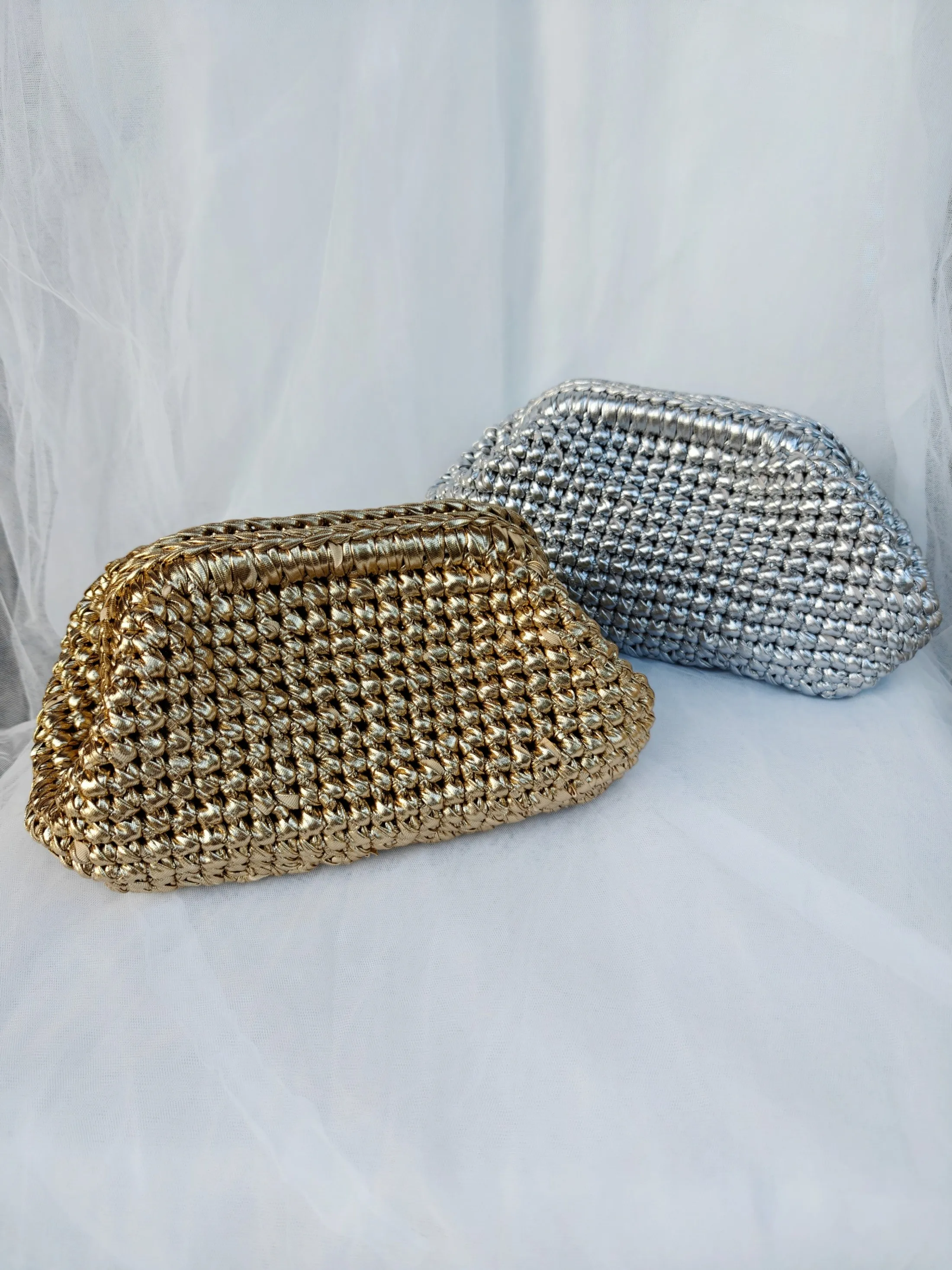 Yingzi Bolso con clip de ganchillo con tira de tela plateada, bolso tejido para las axilas, bolso de mano con brillo metálico, bolso de gran tamaño