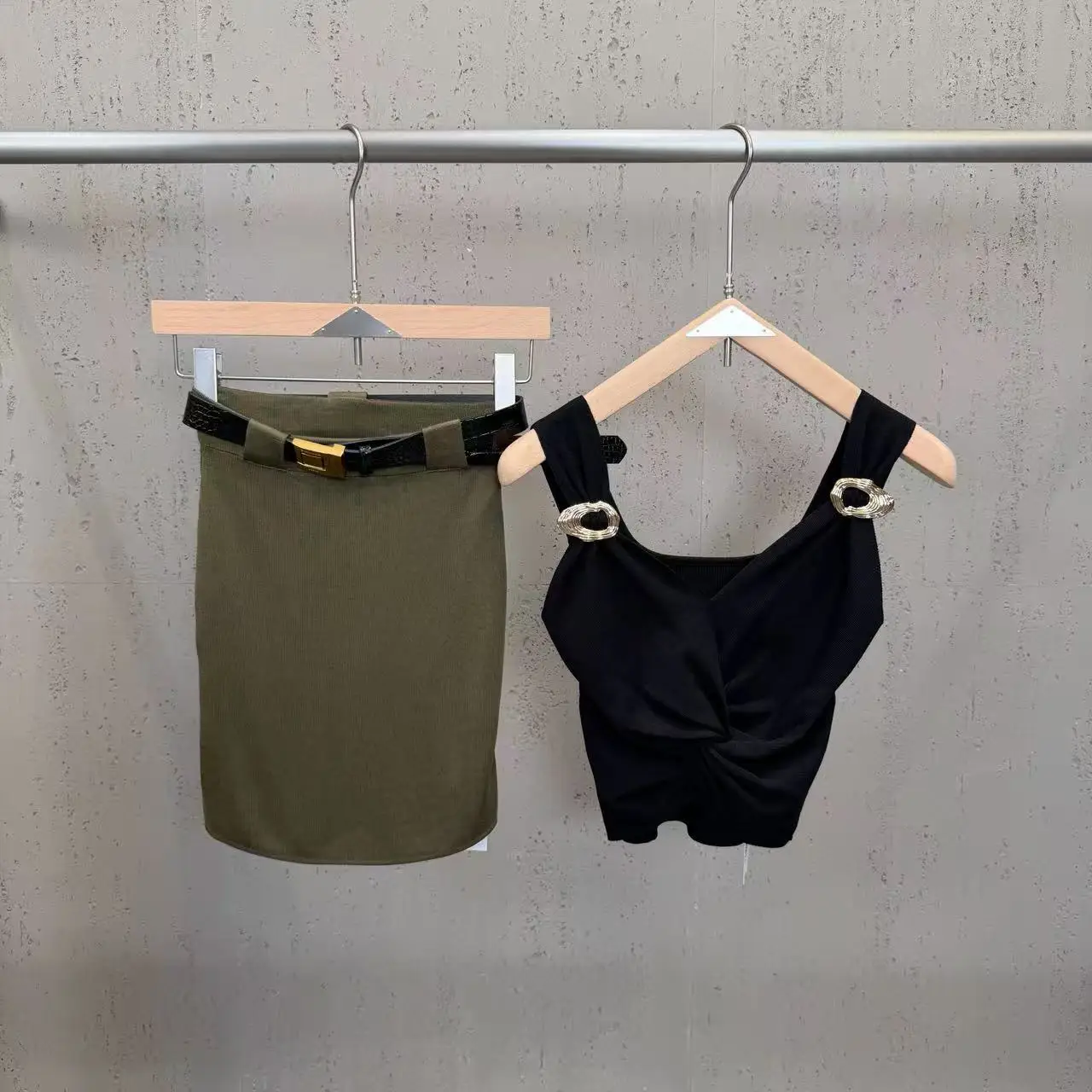 High Street 2pcs Set Women's New V-neck Sleeveless Metal Buckle Cross Short Knit Tanks with Waist Belt and Semi Elegant Skirt
