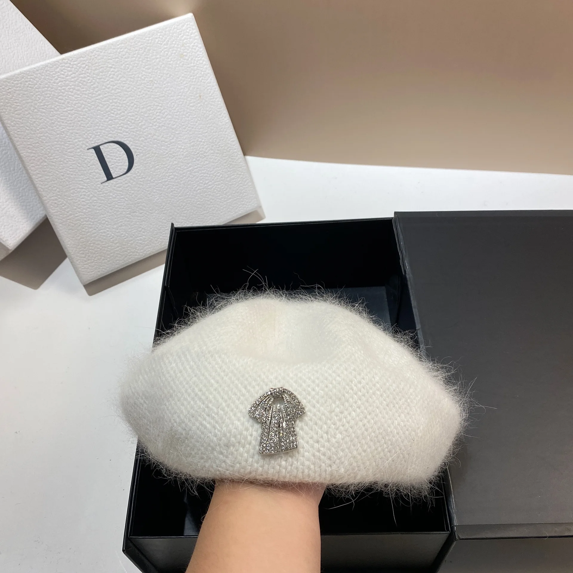 Luksusowy beret z futra królika z kryształową kokardą, zimowa czapka artystyczna w stylu koreańskim dla kobiet, urocza i elegancka czapka vintage typu slouchy.