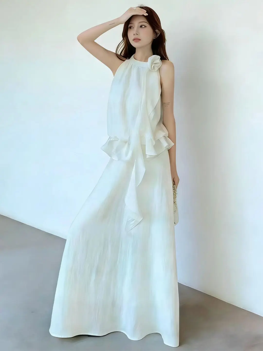 

Slimming Effect White Hanging Neck Top And High Waist Skirt Set for Women Fashionable Summer 2026 Casual Style Date Outfit