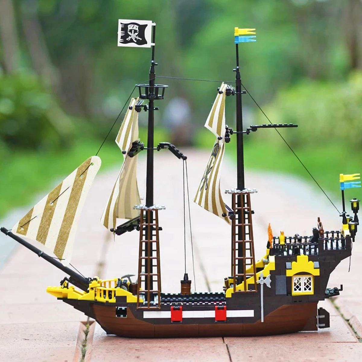 

Enlighten Pirate Ship Building Blocks Medieval Black Pearl Sailboats Pirates Royal Battle Boat Model Bricks Set Children Toys