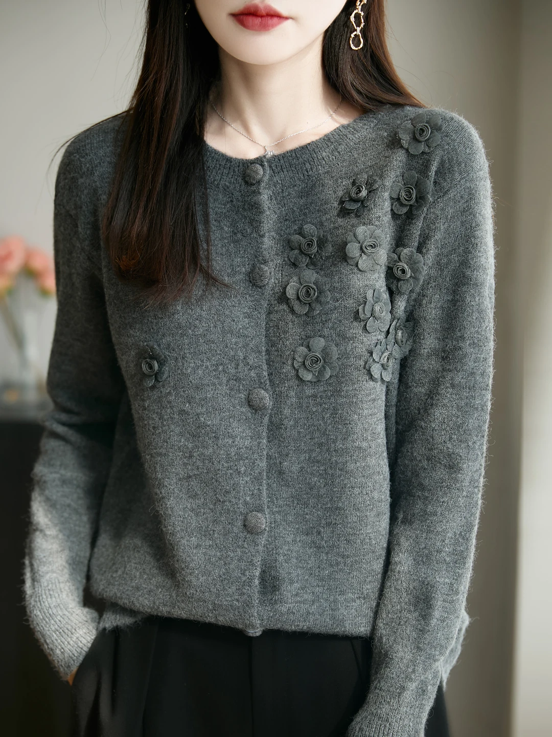 

Женский утепленный шерстяной вязаный кардиган-свитер с цветочным декором, мягкий и теплый, базовый слой, осенний сезон 2025, стандартный крой