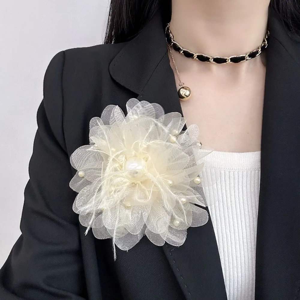 Spille a fiori grandi in tessuto elegante Spille da bavero fatte a mano con piume di chiffon Regali per feste Spilla con perline a rete per gioielli