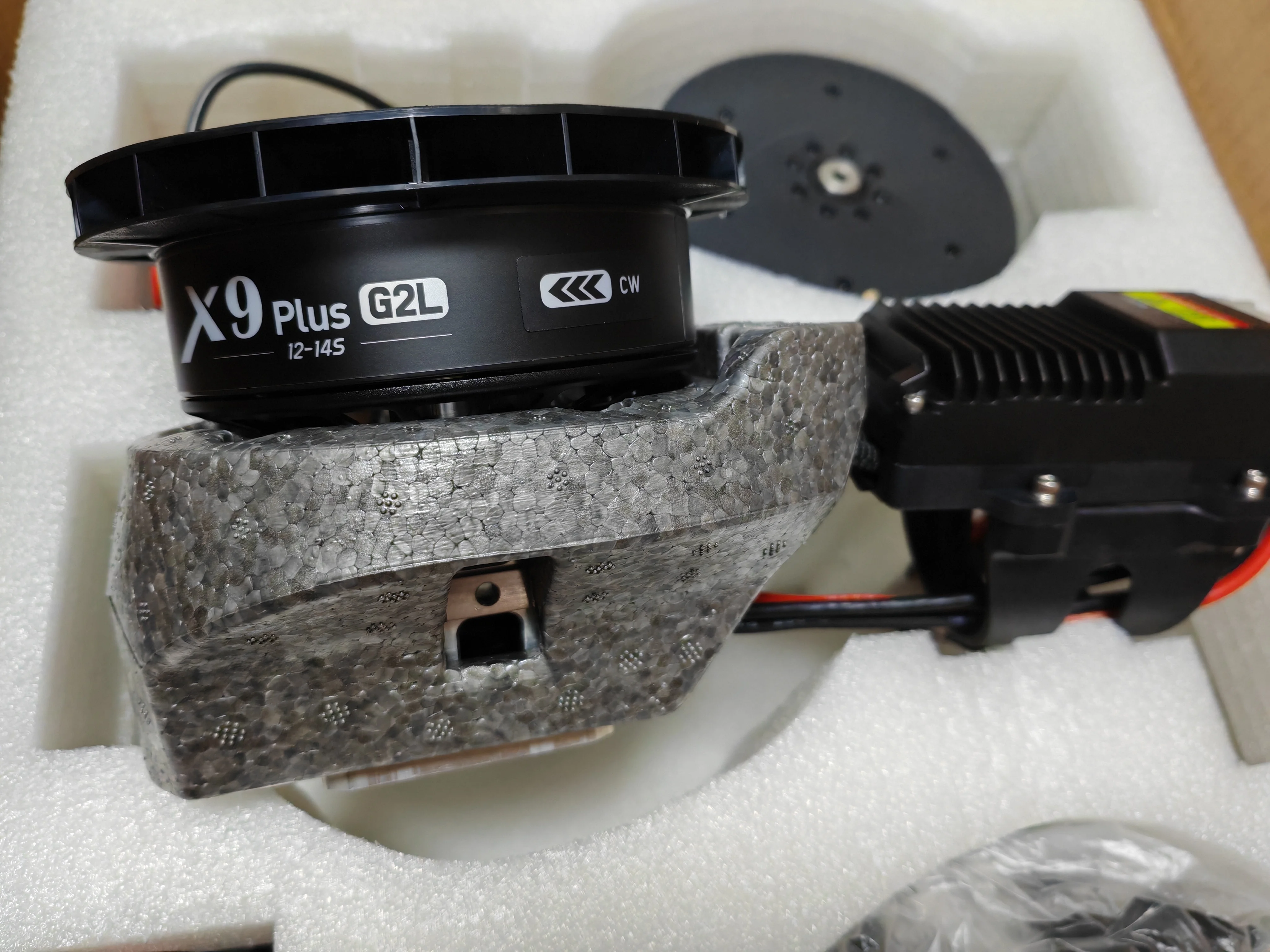 

Hobbywing X9 PLUS G2 motor 45mm with 4314 props