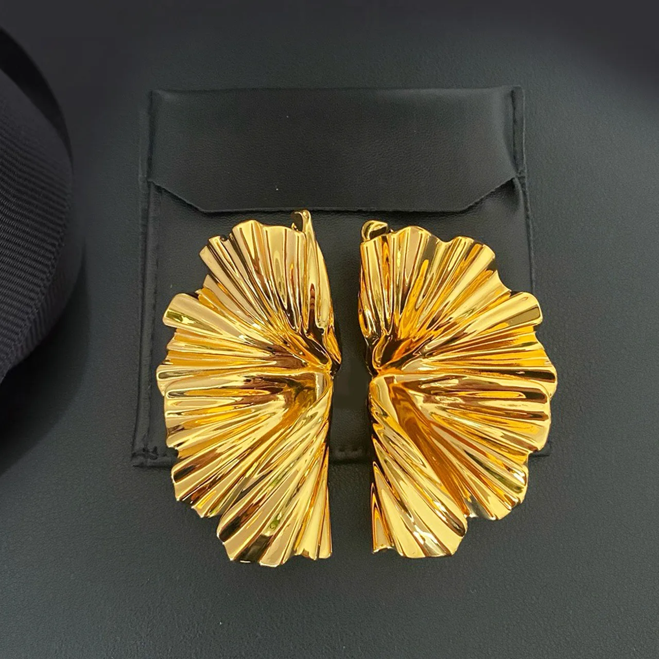 

2025New Jewelry & Accessories Exaggerated Retro Style Geometric Fan-Shaped Metal Ear Clip Earrings For Women's Parties & Gifts