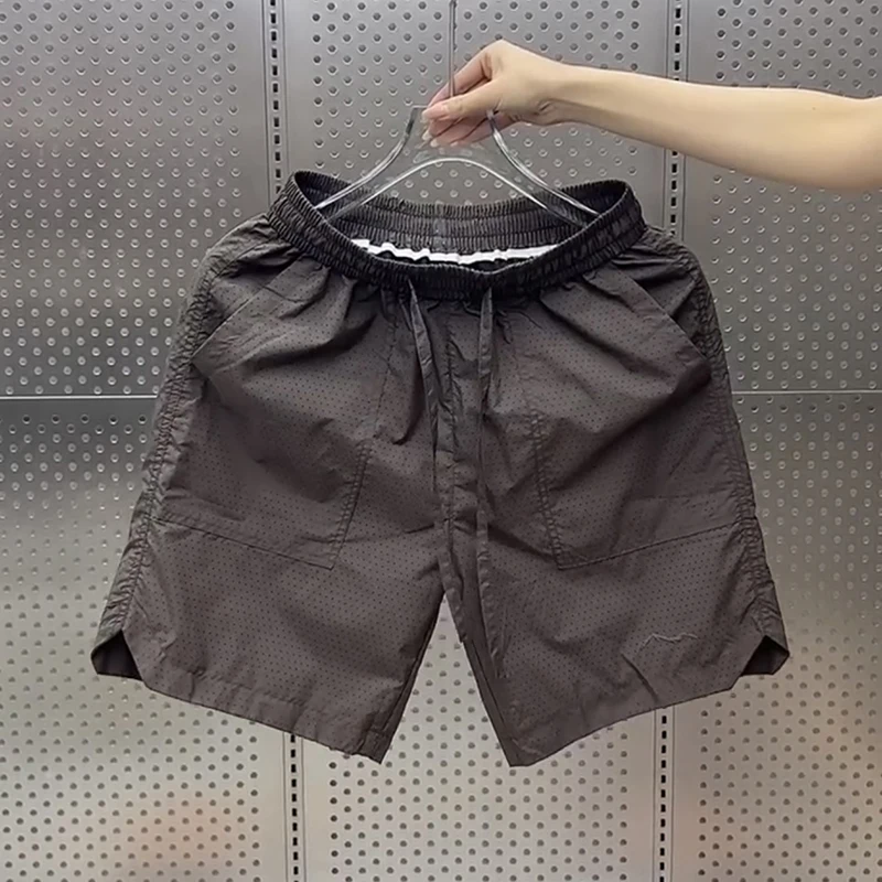 شورت رياضي رجالي صيفي 2025 بأربعة أرباع الطول، شورت شبكي مسامي بخصر مطاطي، بنطلون شاطئ كاجوال رفيع بقصة مستقيمة