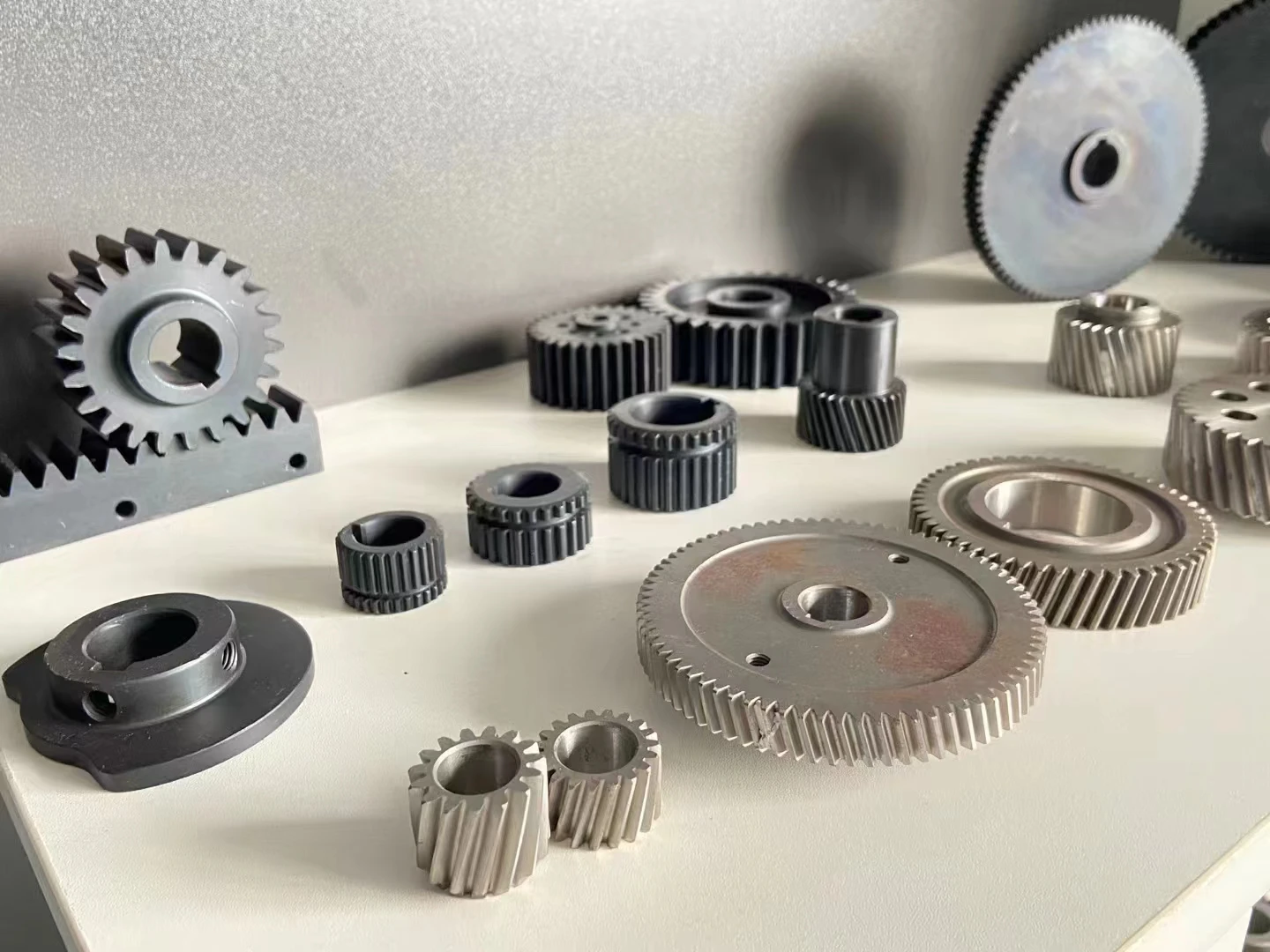 الشركة المصنعة المخصصة الدقة والعتاد بالقطع CNC تحول أجزاء الفولاذ المقاوم للصدأ الألومنيوم النحاس شطبة التروس التروس الصغيرة