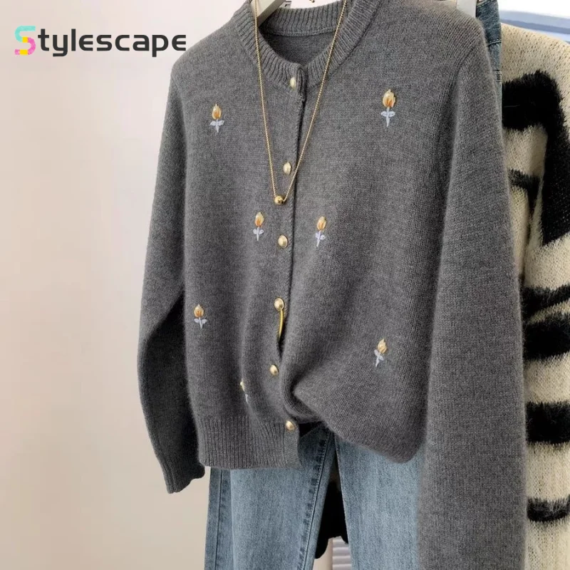 Suéter de terciopelo de mapache bordado para mujer, chaqueta gris, cárdigan de punto, Top coreano, nuevo estilo perezoso, otoño e invierno, 2024