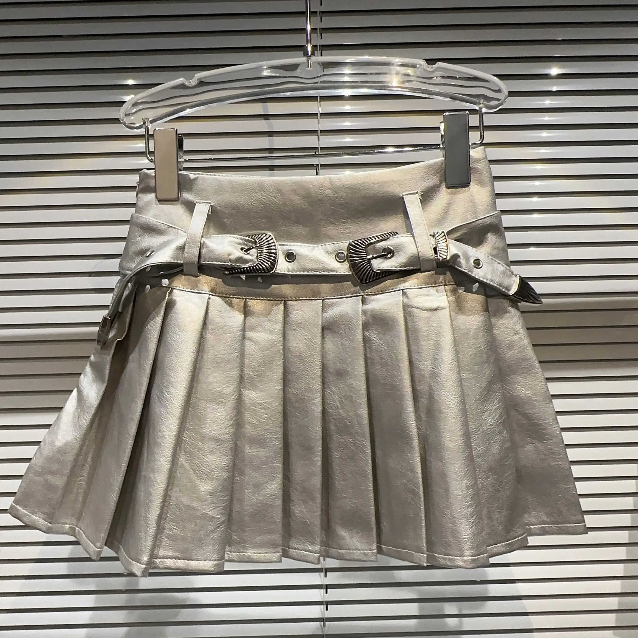 Gonna a trapezio a pieghe lucida in pelle PU intagliata retrò per ragazze alla moda Autunno Nuovo arrivo gonna ortod colore puro a vita media