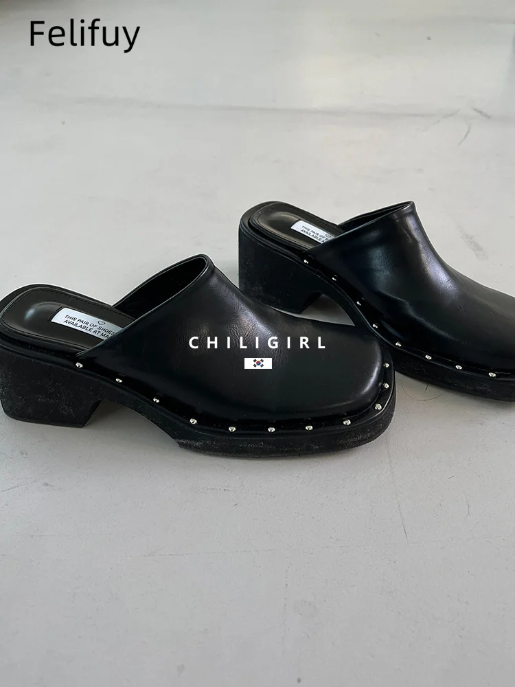

Женские шлепанцы на шпильке с квадратным носком, повседневная обувь из натуральной кожи с заклепками, летние однотонные сандалии на высоком каблуке с роскошным дизайном