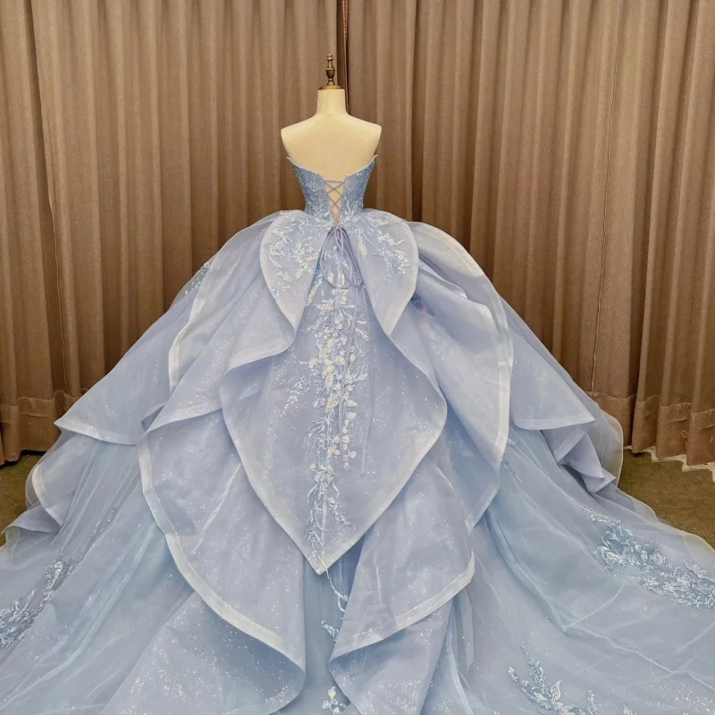 Maßgeschneiderte, glänzende, himmelblaue Quinceanera-Kleider, schulterfrei, Applikation, Blume, Spitze, Schichtung, langer Schwanz, Vestido 15, Quinceanera