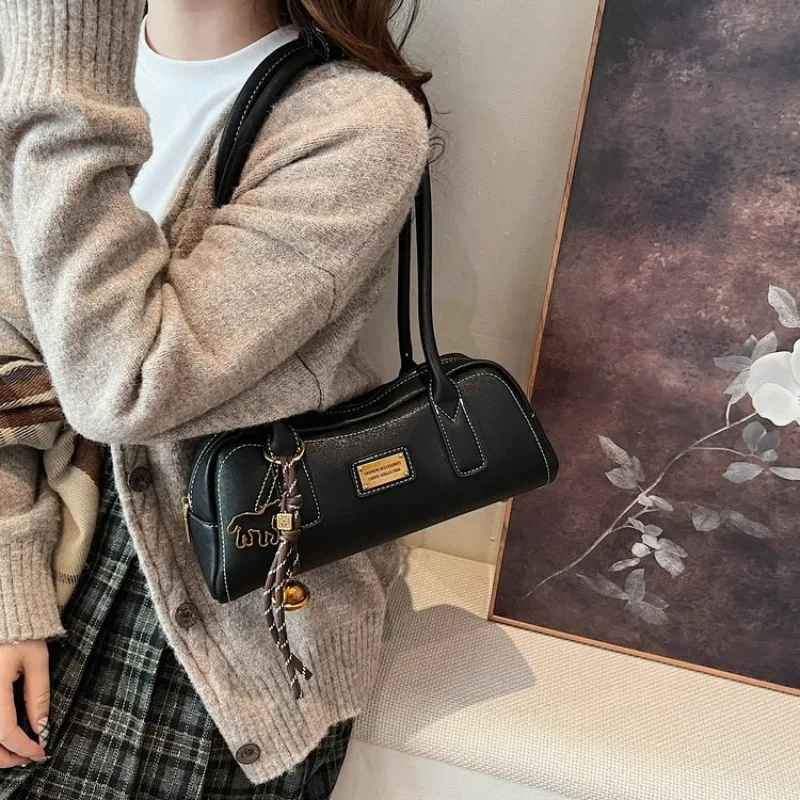 

Новая винтажная сумка CEEKAY Boston 2026 года, ретро-сумка через плечо с подвеской-колокольчиком и белой строчкой, универсальная женская сумка