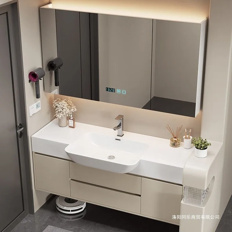 Mobile da bagno moderno e cremoso