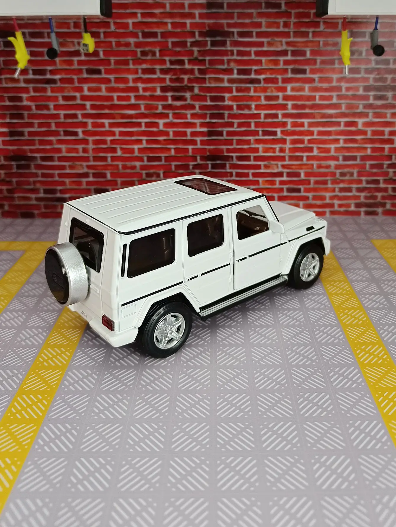 1:32 modelo de veículo off-road em liga Mercedes G350d, portas e capô do motor, porta-malas pode ser aberto como presente para amigos