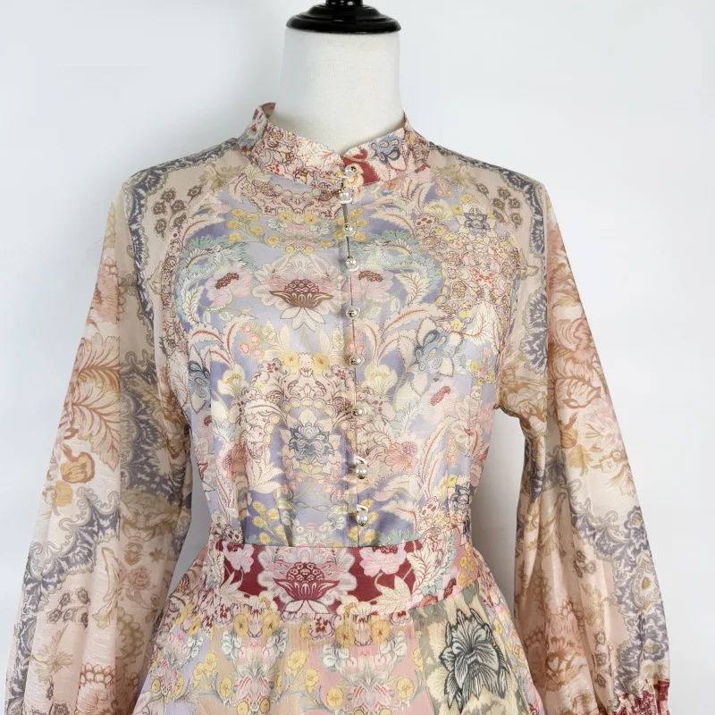 فستان نسائي بطبعة زهور عتيقة مع ياقة عالية وأكمام واسعة، مع تنورة عالية الخصر ذات حافة واسعة للغاية