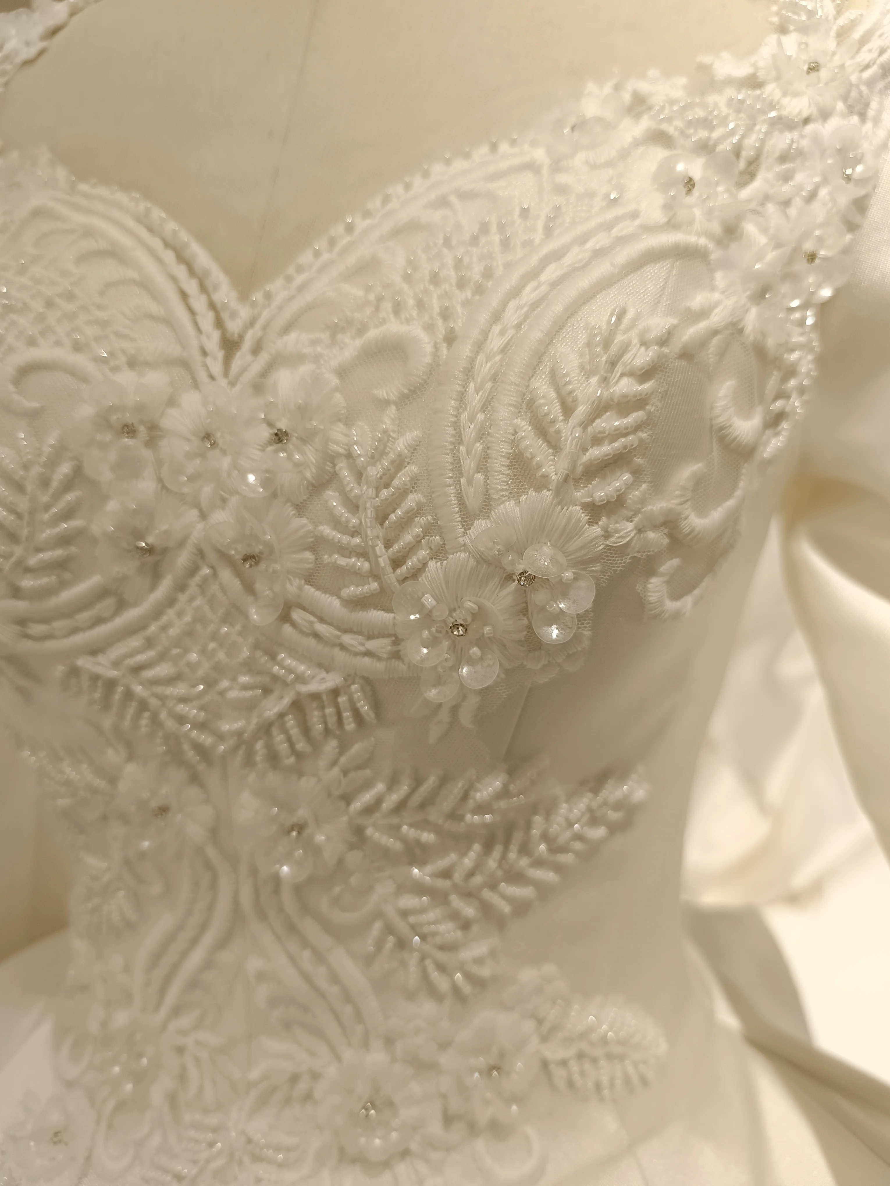 Robe de mariée en dentelle perlée, manches longues, coupe A Line, Icidal sion, présidence, décolleté, 2024