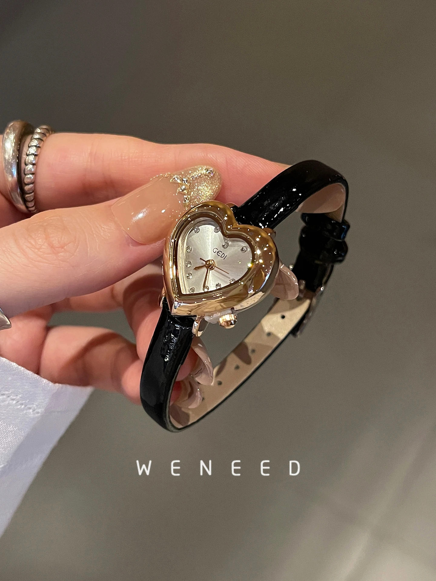 

2025 New Retro Watch for Women Light Luxury Heart-Shaped Design Exquisite Small Leather Strap Women's Watch Female Gift