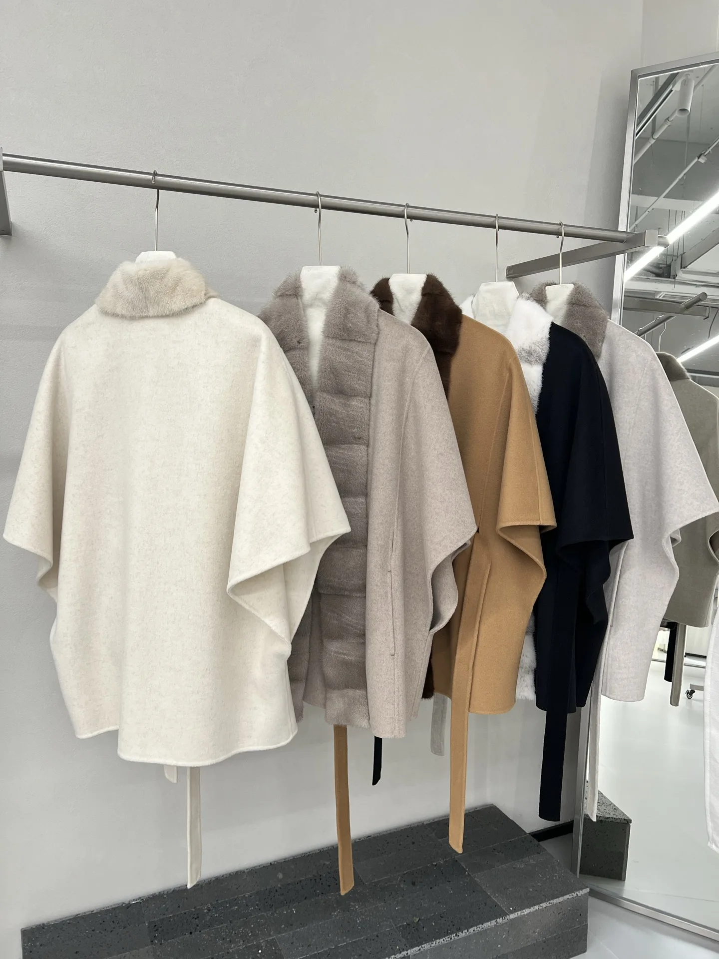New High-Quality, Stylish Cashmere Cape (Autumn/Winter Collection) – One Size Fabric: High-Count Blend (10% Cashmere, 90% Wool)
