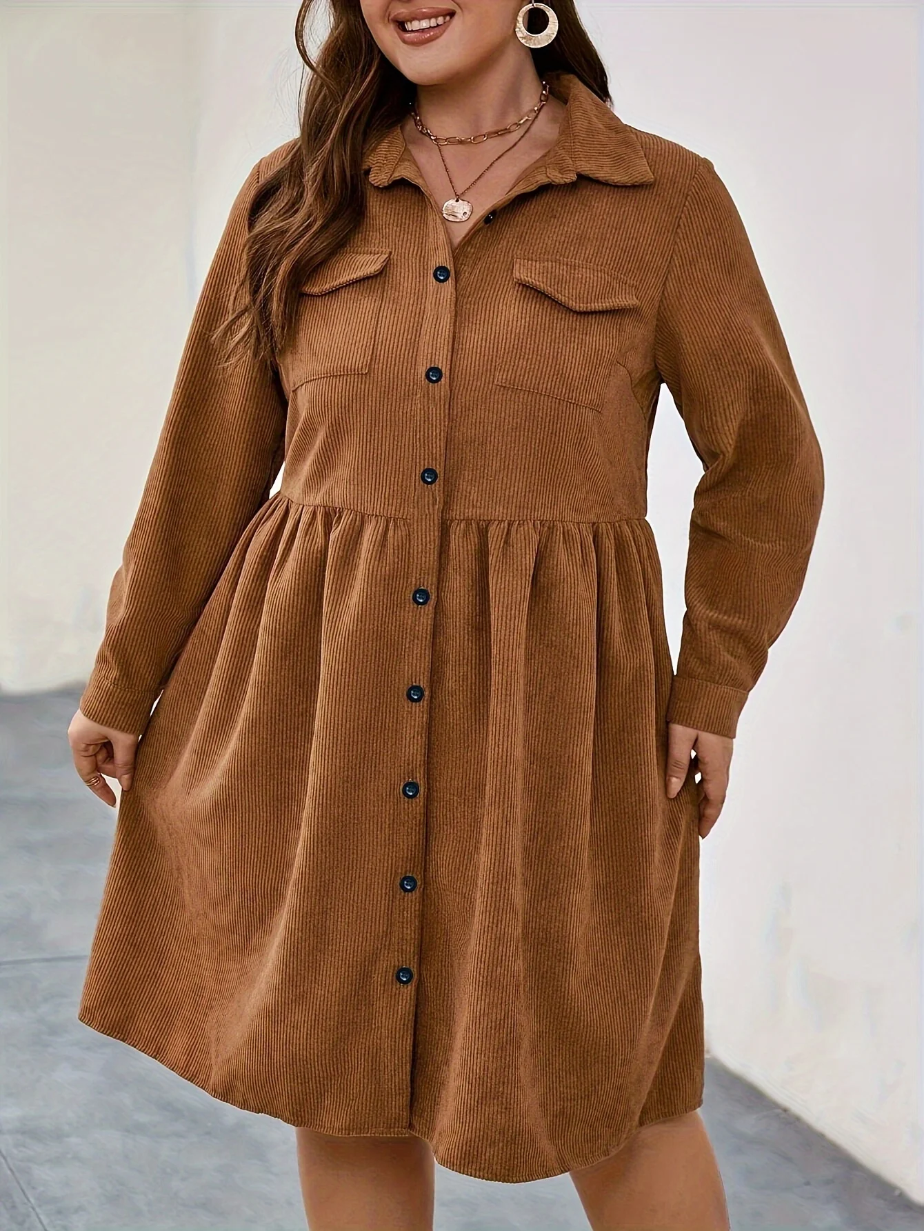 

Платье-рубашка размера плюс 1XL-5XL, вельветовое платье на пуговицах с карманами и лацканами, рубашка длиной до колена, свободная элегантная мода с длинными рукавами