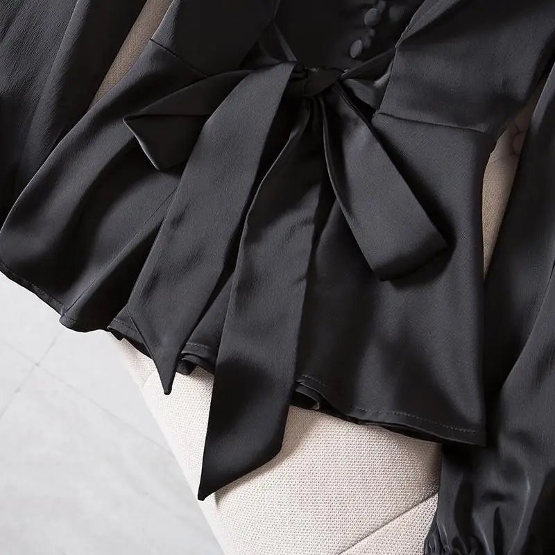 Ropa de mujer de talla grande con cordones en la cintura ceñida con cuello en V camisa negra para mujer primavera otoño temperamento suelto Top de manga larga