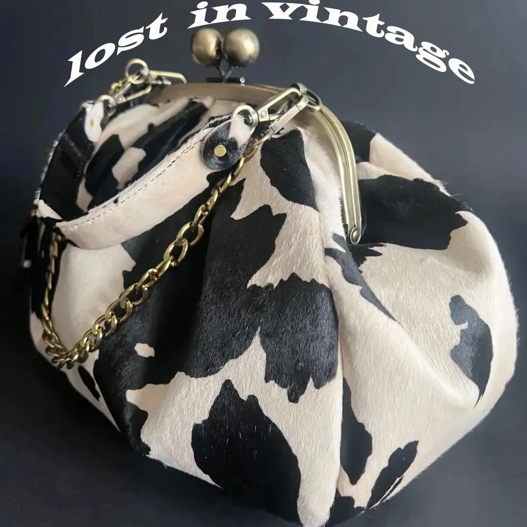 LOST IN VINTAGE Bolso de mano de cuero natural con estampado de vaca, estructura metálica, cierre de broche y asa metálica, bolso acolchado 34x23x11cm vaca