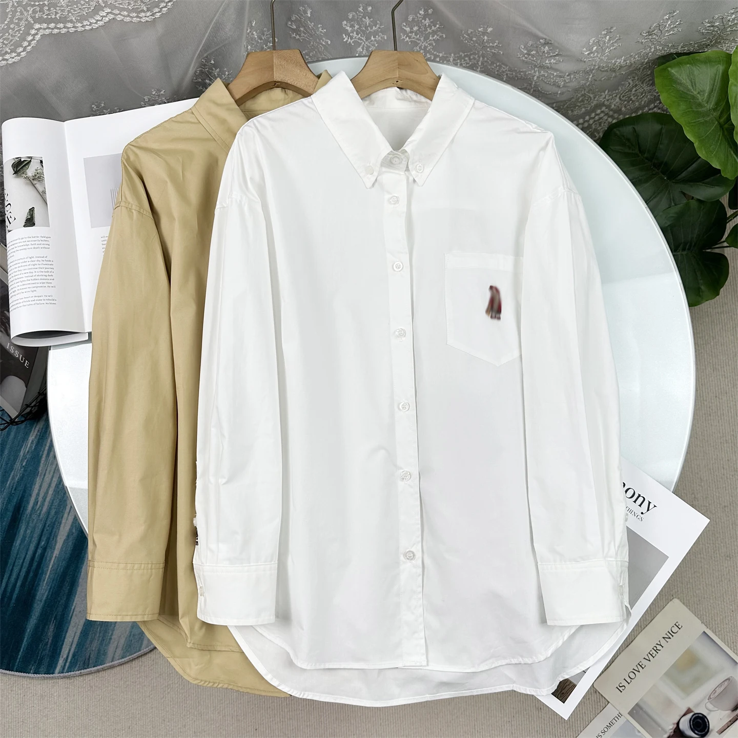 

Элегантная женская рубашка с вышивкой медведя, свободного кроя, с длинным рукавом, удобная для повседневной носки, в стиле вне времени, из чистого хлопка, Весна 2026