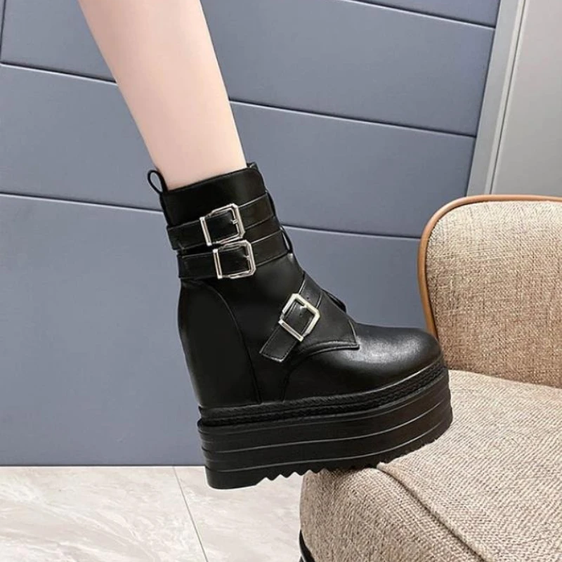 

Новинка 2023 года, 13 см, женская осенне-весенняя мотоциклетная обувь из искусственной кожи, римские кожаные ботинки на танкетке, ботильоны из синтетического материала, модные винтажные ботинки на платформе