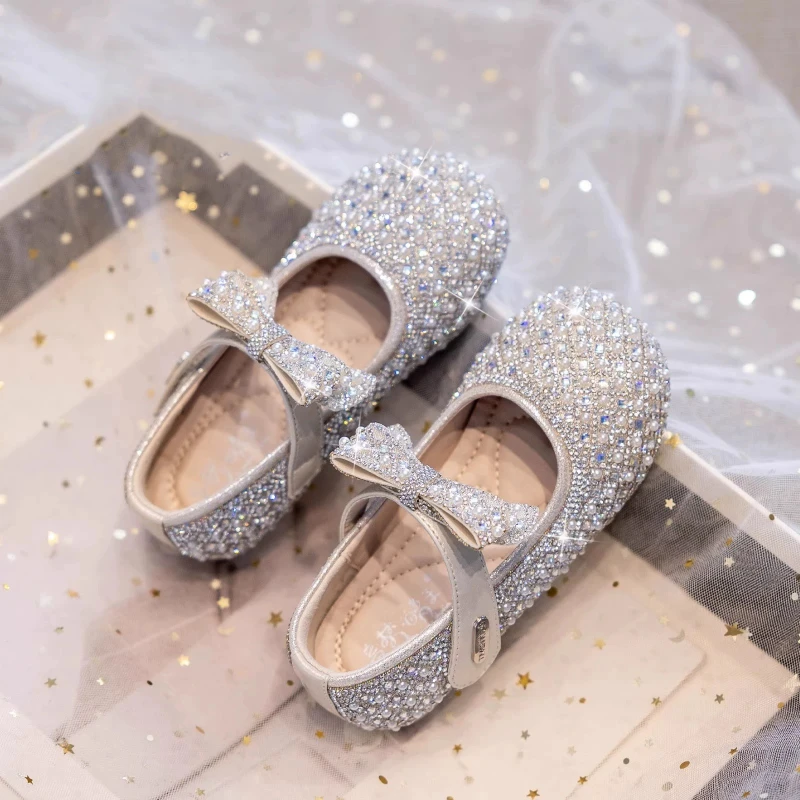 

Новые осенние туфли принцессы для девочек, детские удобные туфли на плоской подошве с жемчугом, 2025 г., детские туфли со стразами и бантом