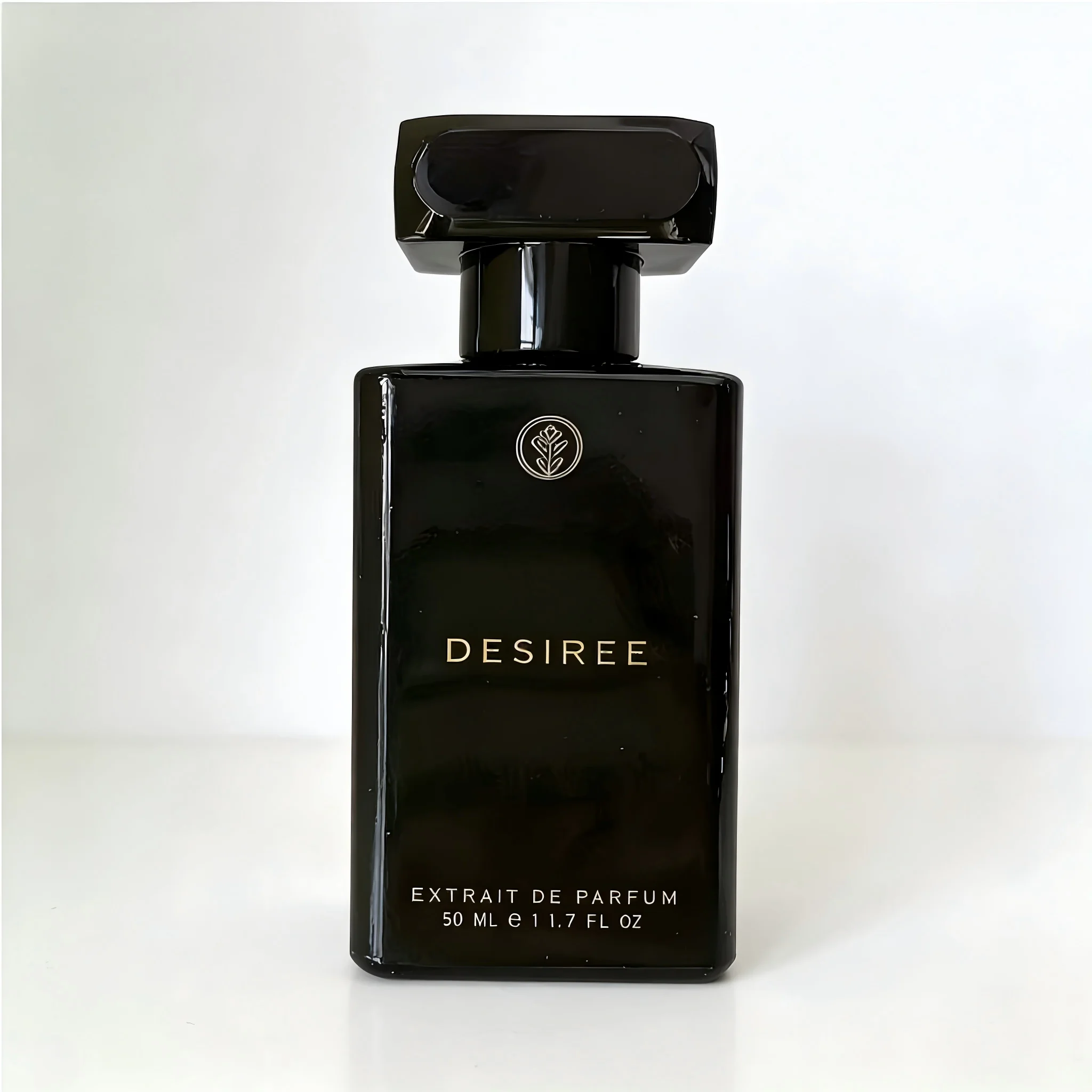 

OAKCHA DESIREE is a charming fragrance suitable for both men and women, with a delicate bottle body of 50ml/1.7oz