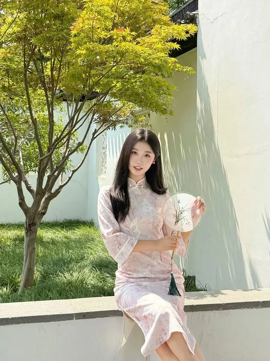 若々しいスタイルのピンクのチャイナドレス、伝統的な中国の新しいデザイン、デイリーウェア、ロースリットミディスカート、ポリエステル生地、七分袖ロングチャイナドレス