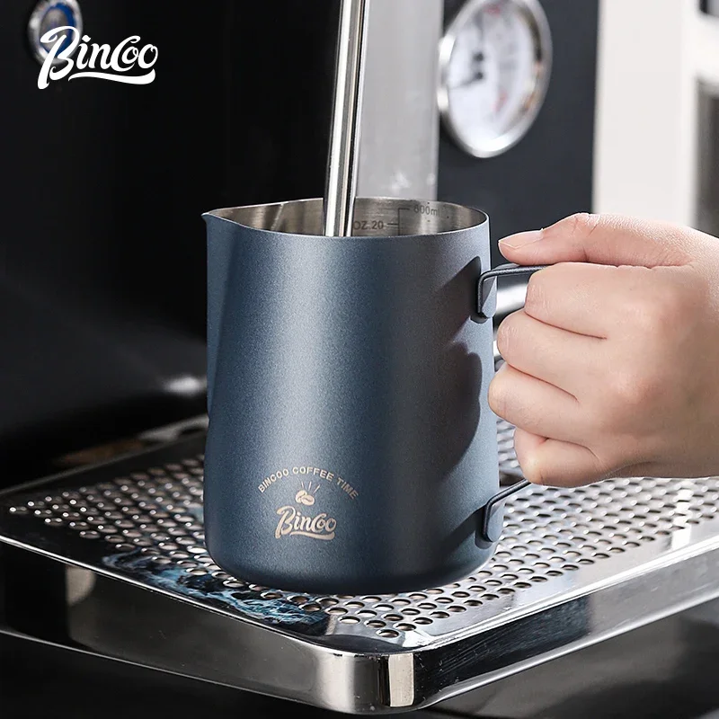 

Bincoo 600 мл кувшин для вспенивания молока из нержавеющей стали, чашка для латте с круглым носиком и измерительными метками, инструмент для кофе в бариста