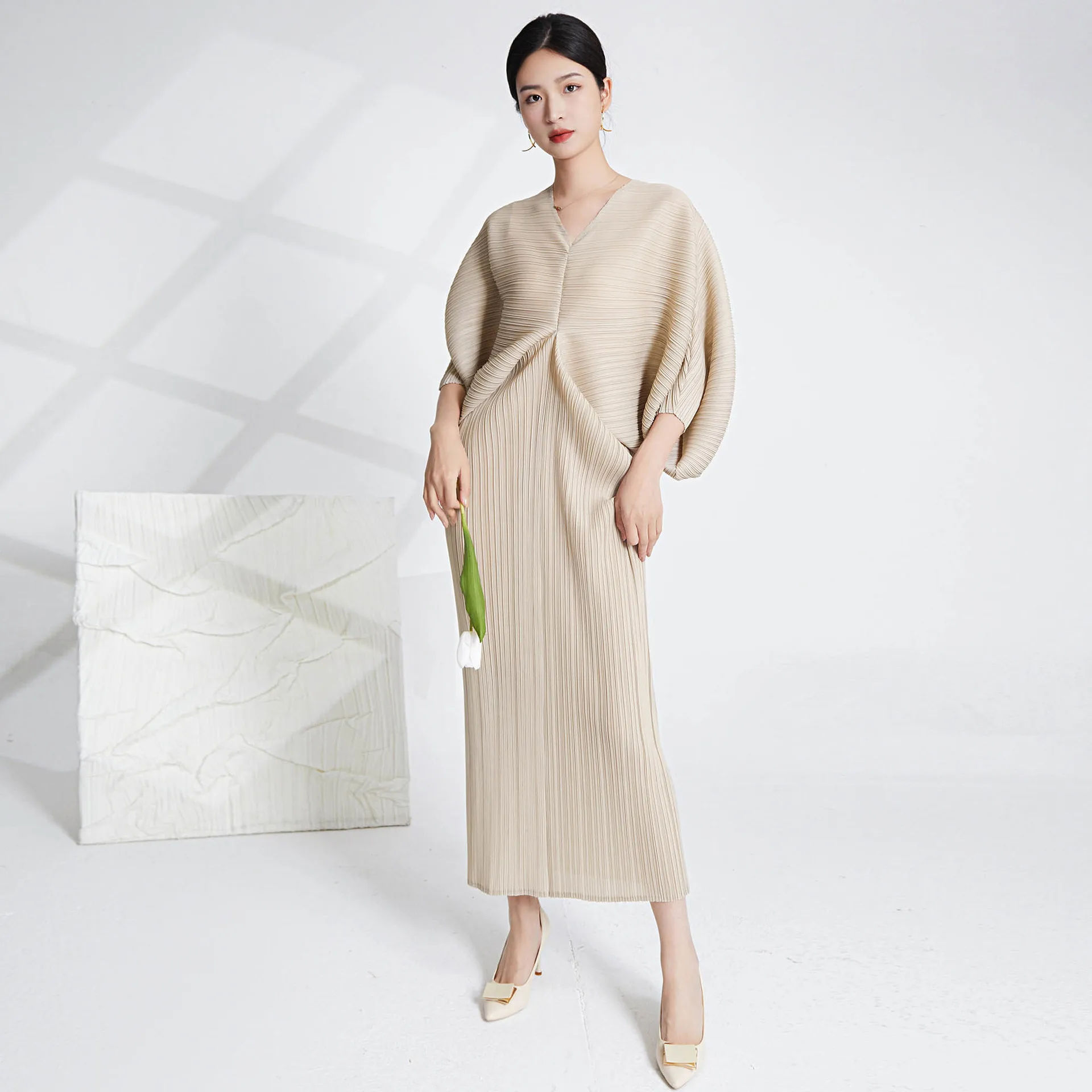 

2025 Summer Women's Casual Fishtail Straight Stretch Miyake Pleated Dress With Long Bat Sleeve V-Neck New Printed Fabric Dress