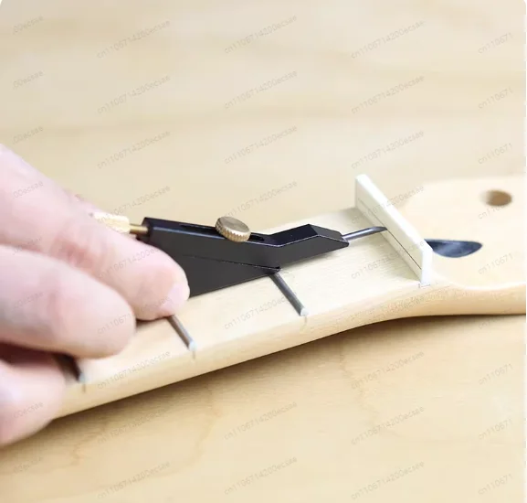 

Инструмент для разметки и нарезки пазов под струнные крепления электрогитары, для изготовления, обслуживания и регулировки