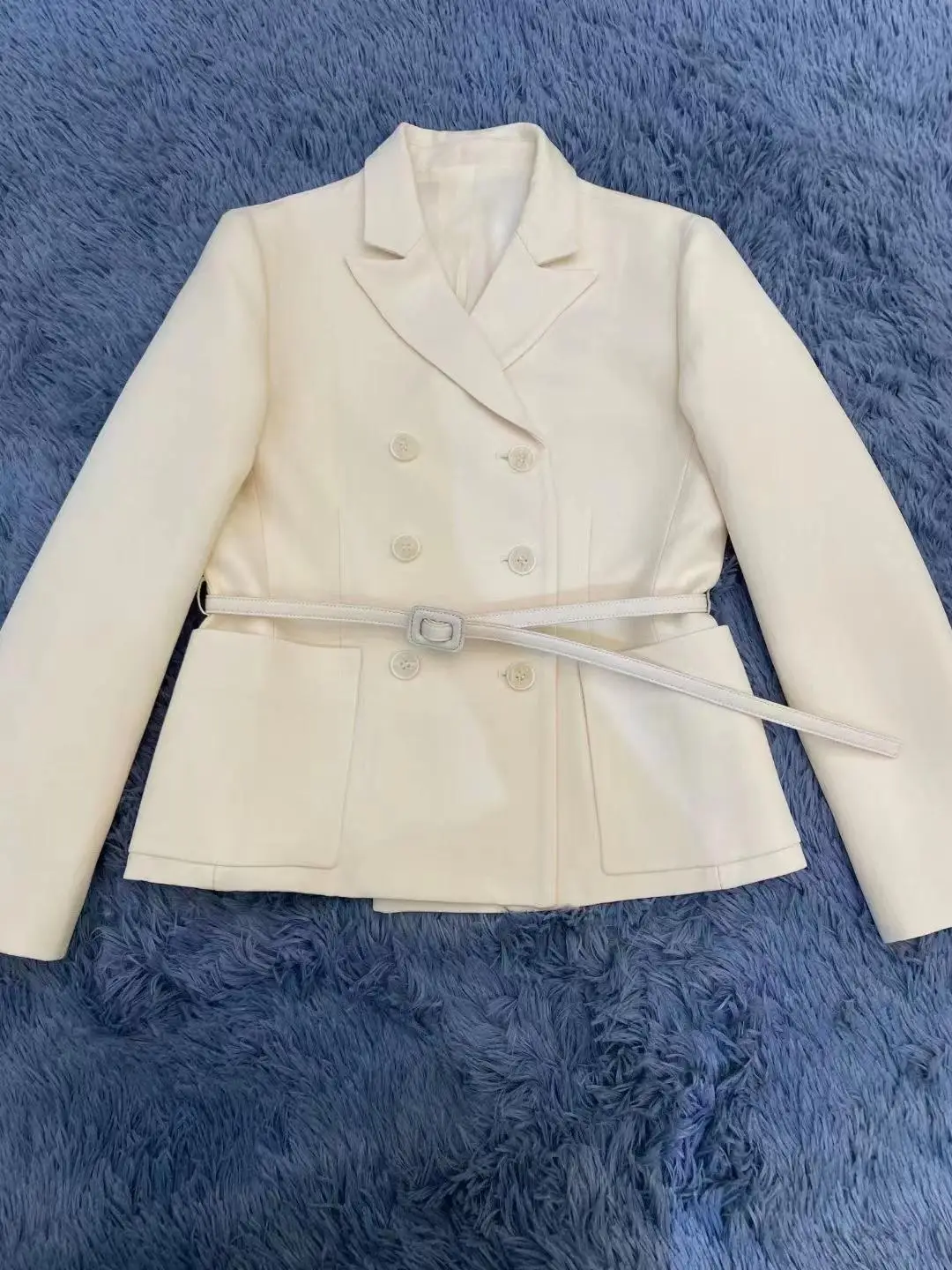 

Женский двубортный пиджак ранней осени 2025 года — зубчатый лацкан, длинный рукав, отделка талии и ткань для похудения