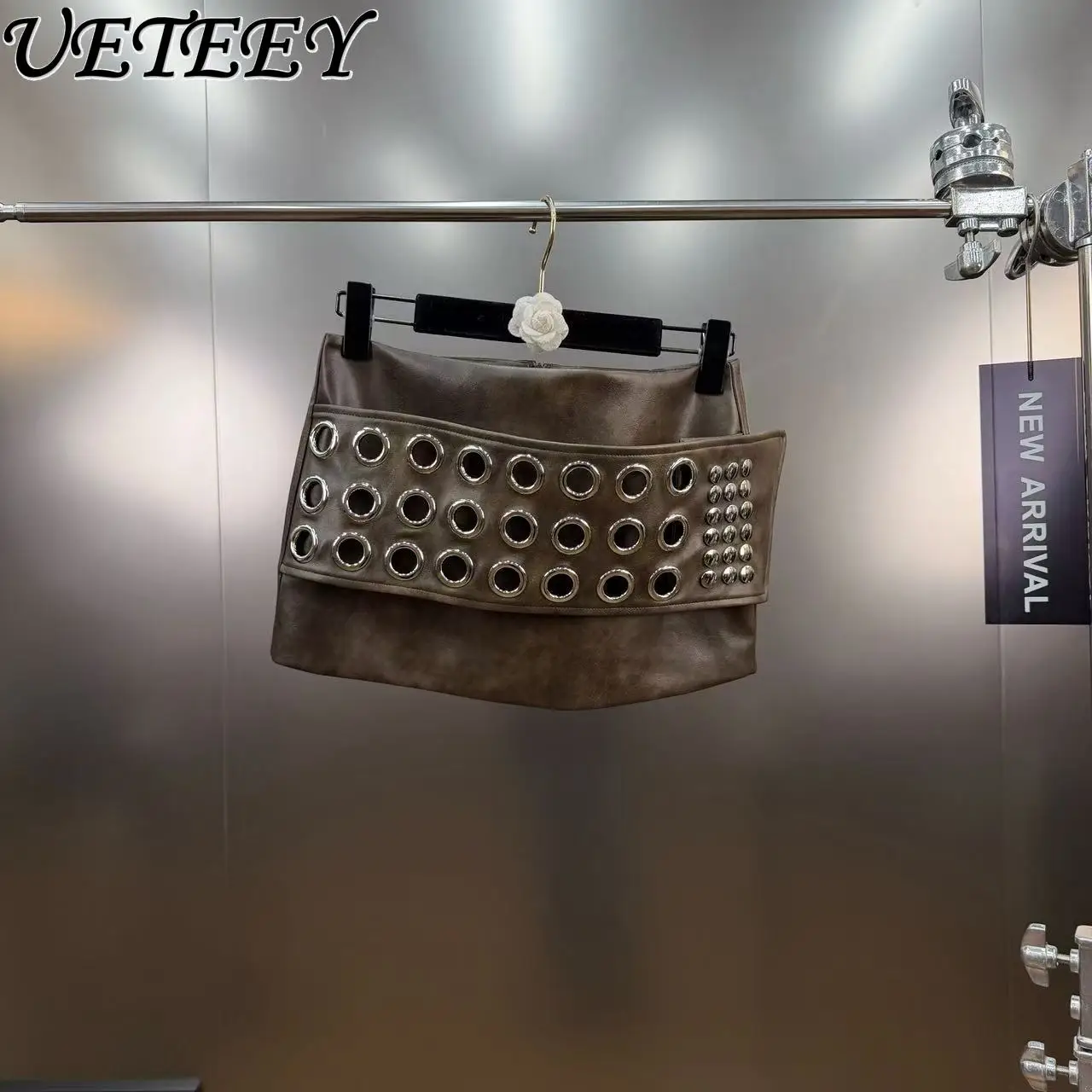 Mini spódniczka z ekoskóry z metalową klamrą, ozdobiona nitami, seksowna, krótka, na wiosnę 2026, z niskim stanem, w stylu hot girl, typu one-step.