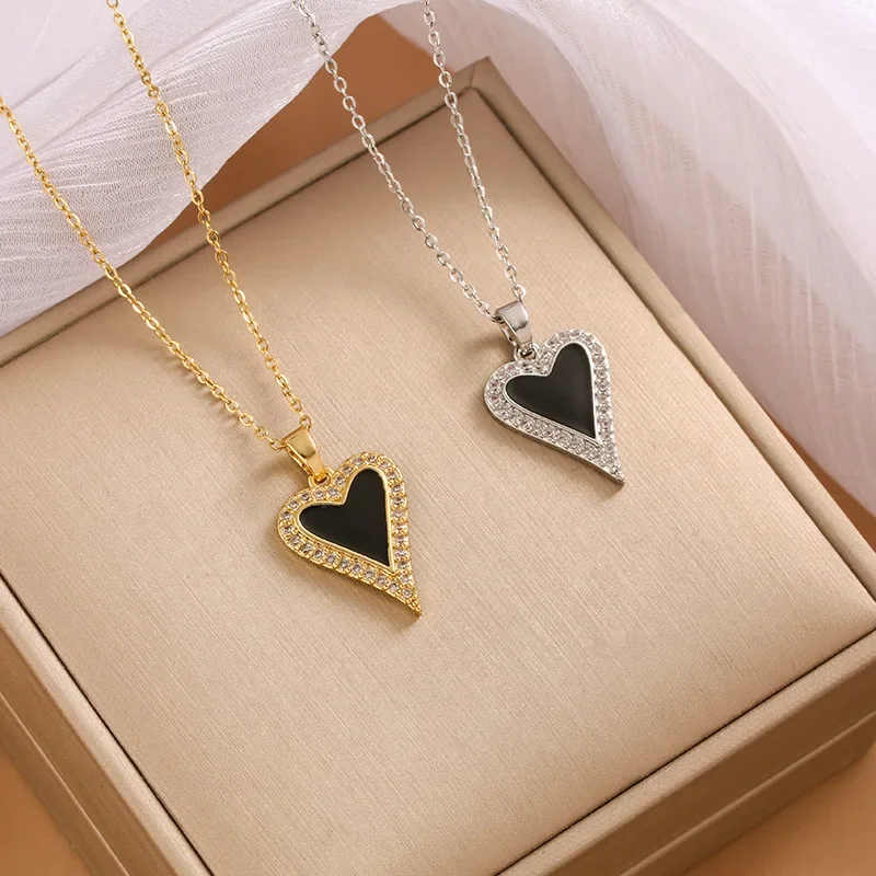 

Black and white oil-dripping heart-shaped pendant necklace, zircon women's necklace, fashionable clothing necklace
