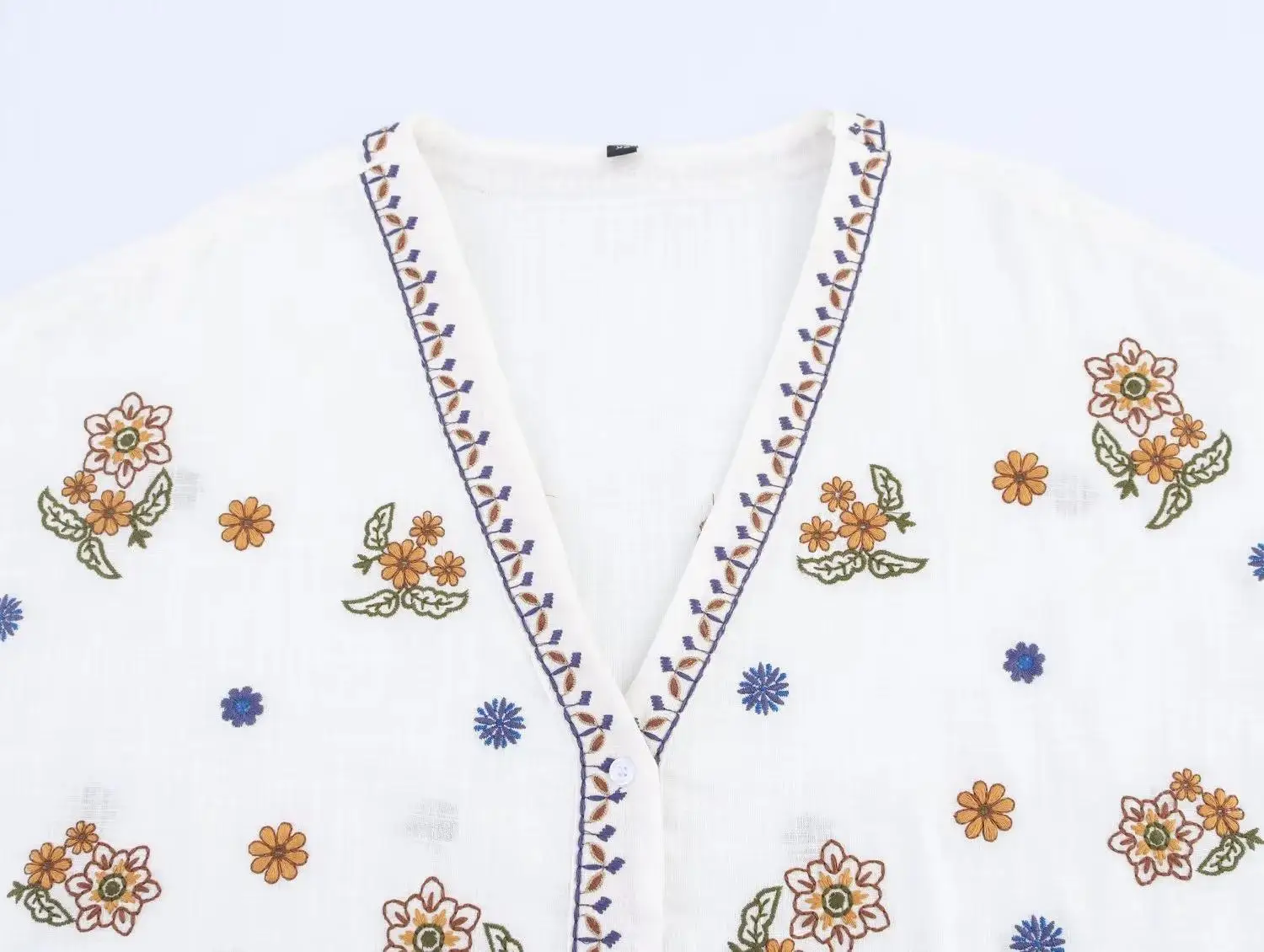 ฤดูร้อนหลวมเย็บปักถักร้อยดอกไม้เสื้อผู้หญิง V คอปุ่มเสื้อพร้อมกระเป๋า