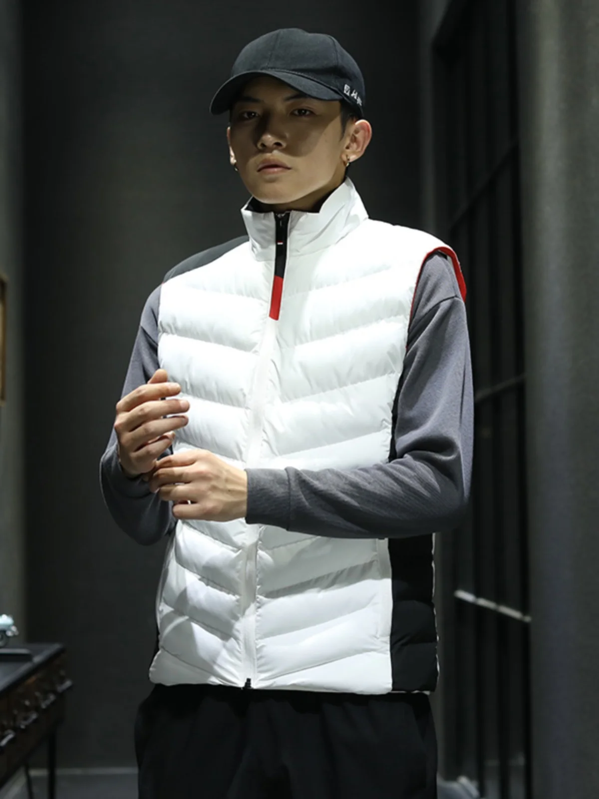 

Мужской ветрозащитный жилет на флисовой подкладке для осени и зимы: новая модель для спорта и бега, теплый и стильный, из прочного полиэстера.